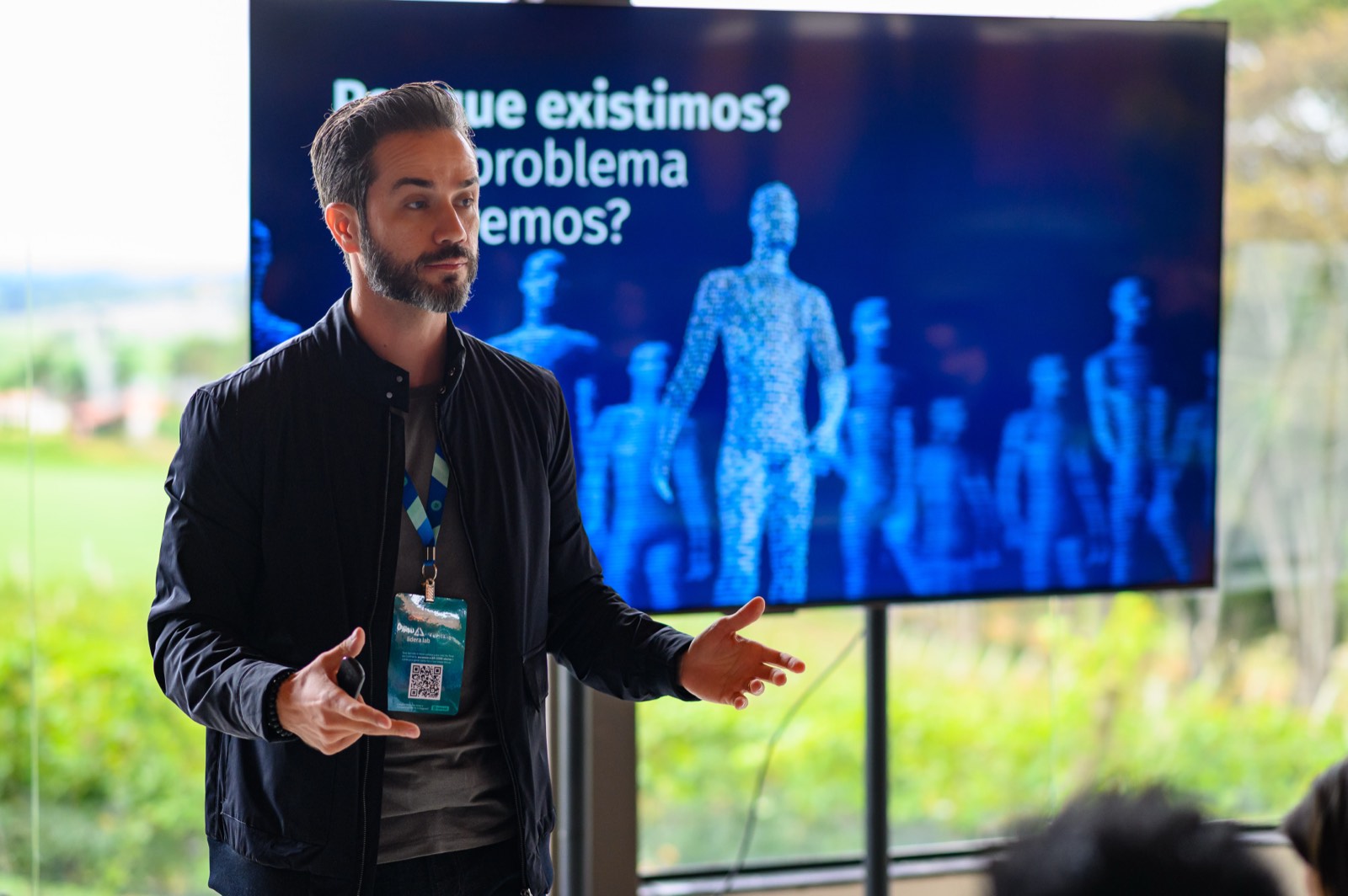 Fábio Ferreira apresentando, gesticulando diante de uma tela
