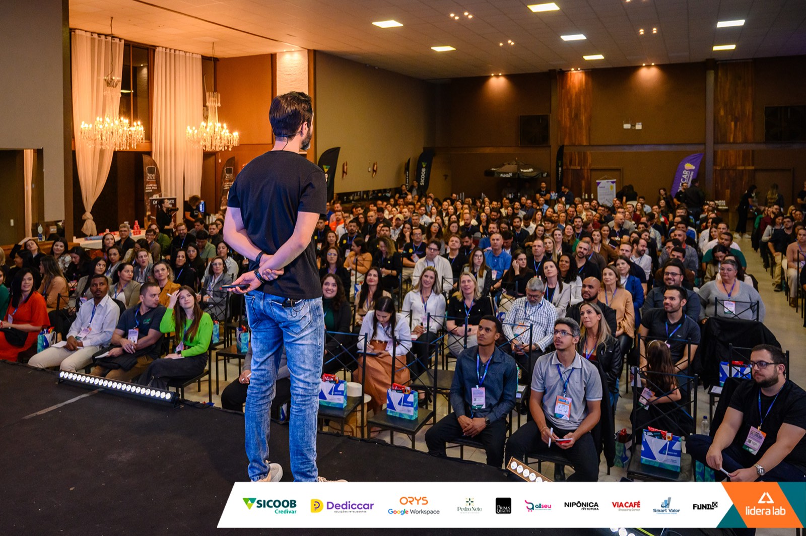 Fábio Ferreira diante de um auditório lotado durante uma palestra